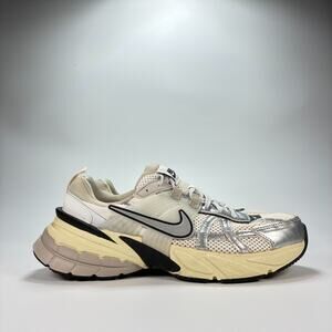 Nike V2K Run White Silver Running Shoes Sneakers FD0736-100 Women's Size 8.5